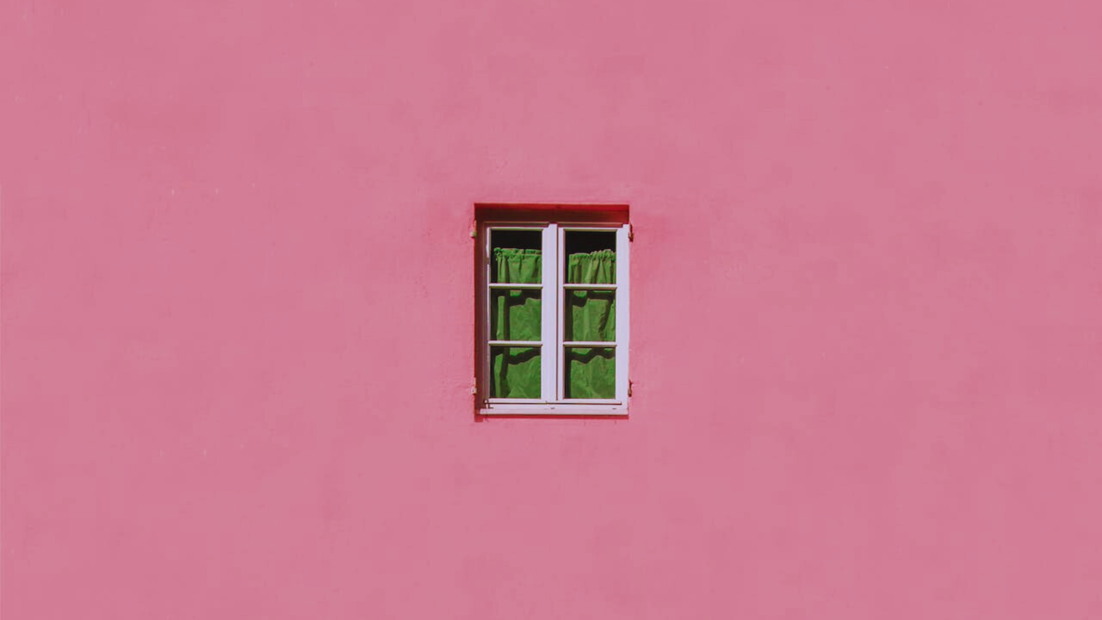 Guardare il tramonto attraverso un vetro